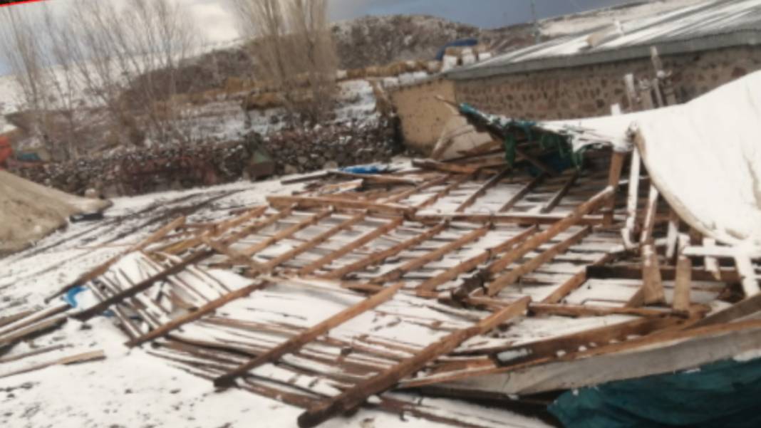 Çatılar uçtu, binalar hasar gördü... Şiddetli fırtına Kars'ı yerle bir etti 2